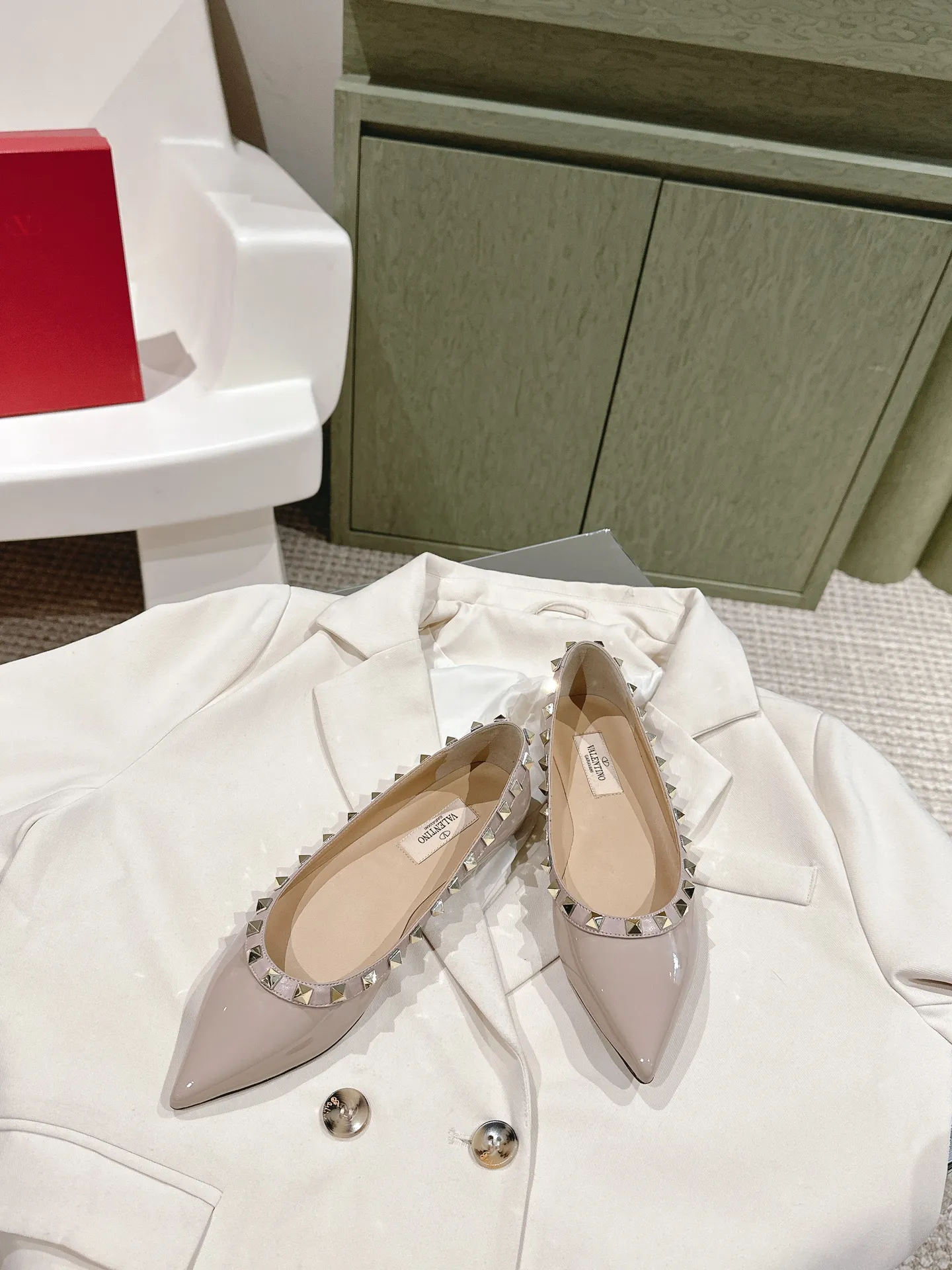 👟👟Ex-factory price 520👟👟 | ²⁰²4 𝐬𝐬 🤍🤎 Versatile series for all seasons! Is your shoe cabinet missing a pair? ! 🔥 The entire VALENTINO series is produced by Taiwan-funded factories! Getting in and out of the counter is stress-free! ROCKSTUD Valentino studded patent leather ballet flats ONE STUD retro craft pyramid large rivet buckle flats/high heels Smooth shoe lines and awesome version Comfortable upper foot. Increases height. Looks slimmer. Elongates leg lines Imported mirrored calfskin/cow patent leather/high-density silk material Lambskin lining Italian high-density genuine leather outsole Size35-39 (40/41/42 can be customized) Heel height: flat ♺Synchronized gift box💝packaging at the counter!